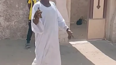 بـالجلابية-رجل-سوداني-مسن-يدهش-الحضور-بمهاراته-الكروية-الرائعة