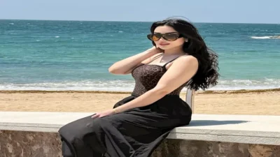 13-صورة-لزوجة-محمد-عواد-أثناء-الاستمتاع-على-شاطئ-البحر
