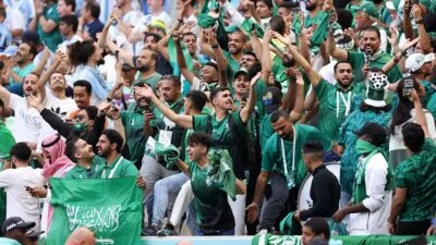 الجماهير-السعودية-تعبر-عن-غضبها-من-تصرف-اللاعبين-بعد-ودية